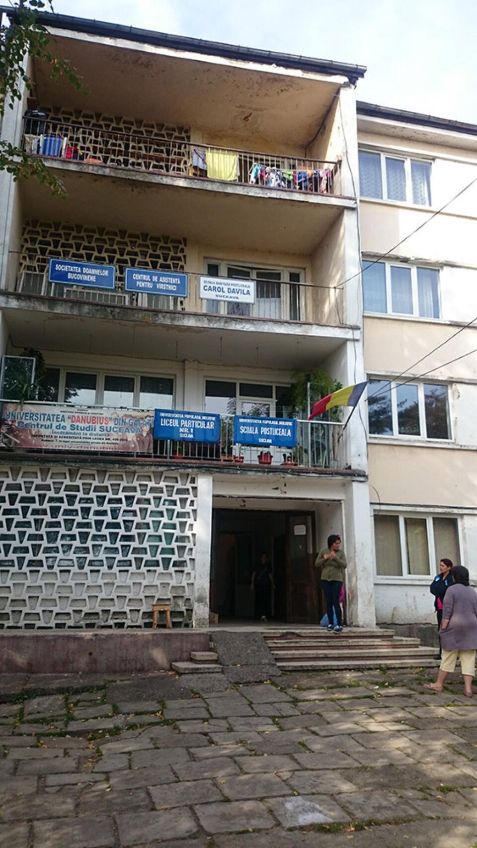 Căminul social al Primăriei Suceava, din apropierea Colegiului Tehnic „Petru Mușat” Igrasia și rugina sunt omniprezente în băile clădirii