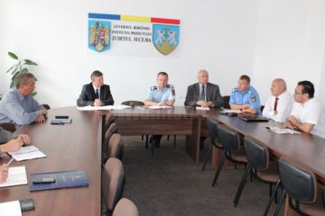 Ședința de urgență convocată de prefectul Harasim pentru luarea unor măsuri concrete în privința ursului plimbăreț