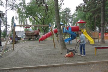 Primele locuri de joacă cu pardoseală elastică au început să fie amenajate de ieri