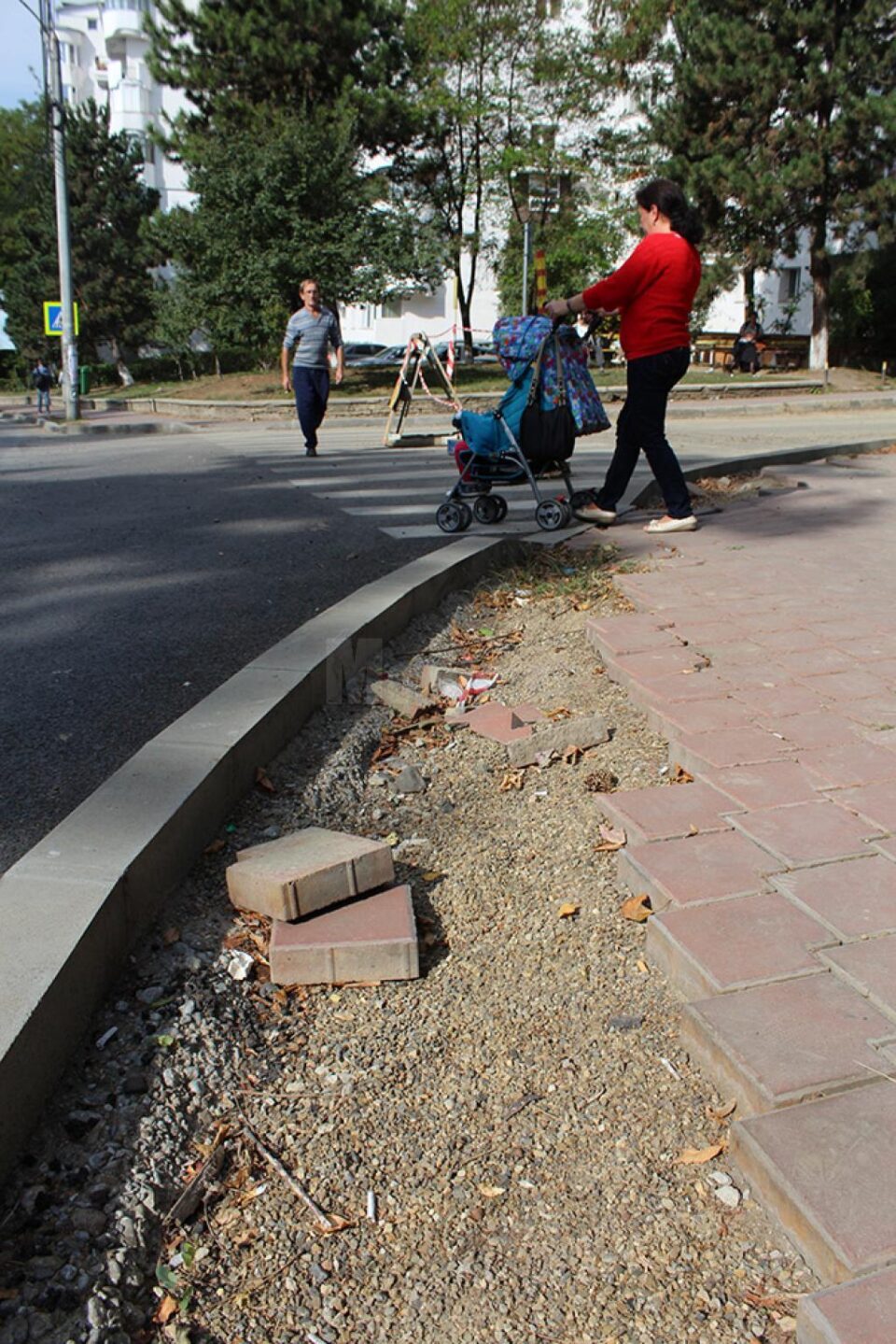Cum se circulă pe trotuarele lăsate neterminate de Victor Construct, din lipsă de personal