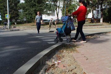 Cum se circulă pe trotuarele lăsate neterminate de Victor Construct, din lipsă de personal