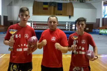 Sergiu Olari (stânga) și Mihai Rusu, alături de antrenorul Ionuț Strugar