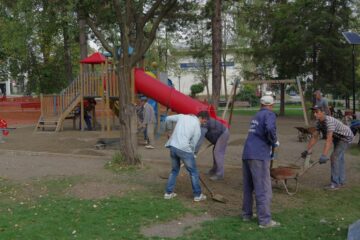 Lucrările de înlocuire a pietrișului cu care se pavează de obicei aceste spații de joacă cu un strat elastic au început ieri dimineață