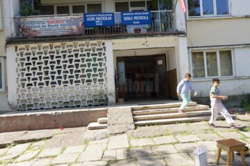 Toalete infecte, băi fără chiuvete și țevi ruginite pe post de dușuri - imaginea sinistră din căminul social al Primăriei Suceava