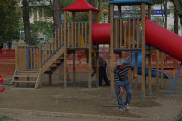 Primele locuri de joacă cu pardoseală elastică au început să fie amenajate de ieri