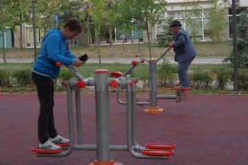 Aparatele de fitness în aer liber au mare căutare la suceveni de toate vârstele