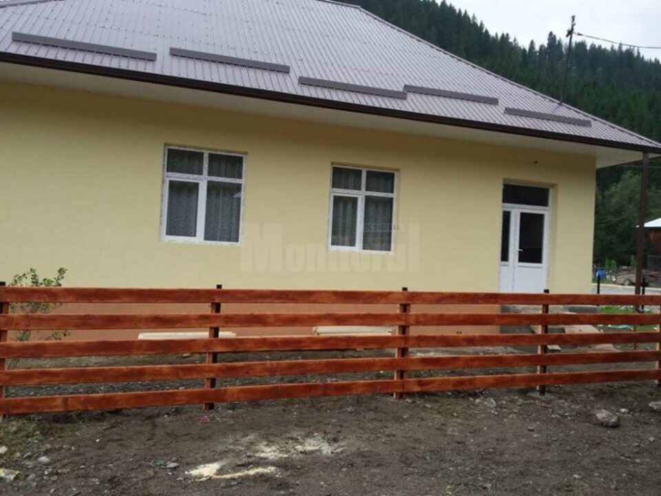 După trei ani în care au făcut ore în casa învățătoarei din sat, elevii din Dârmoxa au o școală nouă