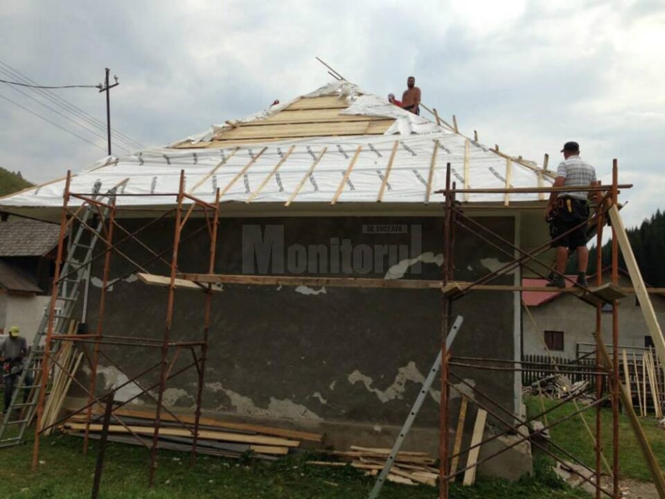 După trei ani în care au făcut ore în casa învățătoarei din sat, elevii din Dârmoxa au o școală nouă