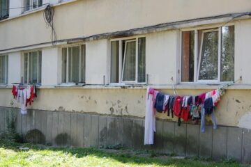 Toalete infecte, băi fără chiuvete și țevi ruginite pe post de dușuri - imaginea sinistră din căminul social al Primăriei Suceava
