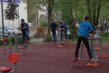 Aparatele de fitness în aer liber au mare căutare la suceveni de toate vârstele