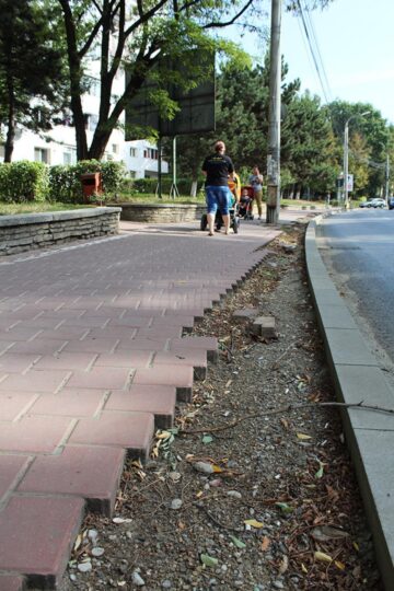 Trotuare-capcană, pavele furate și poduri nerefăcute, lucrări finalizate 100% în concepția celor de la Victor Construct Botoșani