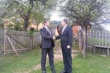 Ilie Sauciuc (stânga) a fost felicitat pentru alegerea în funcție de către deputatul Ioan Marocico