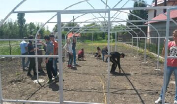 Elevii școlii din Oniceni au construit o seră de legume în curtea instituției