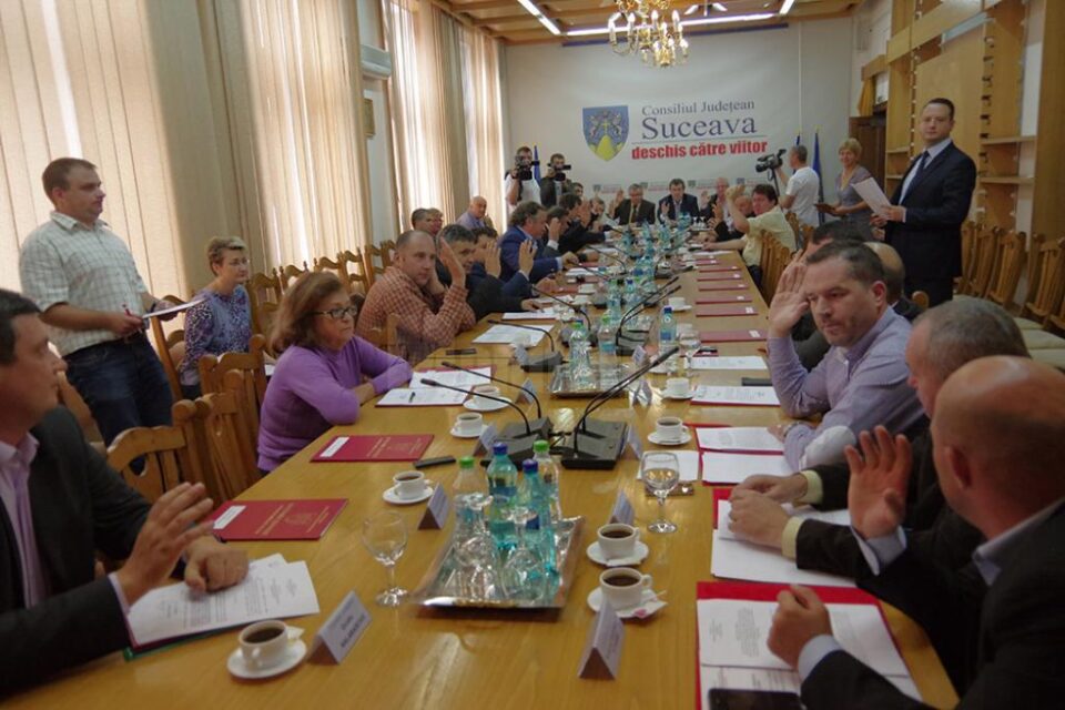 Majoritatea celor 23 de consilieri prezenți au votat adoptarea, înregistrându-se doar două abțineri, din partea consilierilor opoziției Majoritatea celor 23 de consilieri prezenți au votat adoptarea, înregistrându-se doar două abțineri, din partea consilierilor opoziției