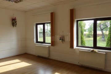 Sălile de clasă ale clădirii moderne au rămas goale