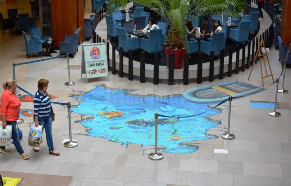 Un submarin, scafandri, pești, dar și personaje din lumi fantastice îi întâmpină pe suceveni la Iulius Mall