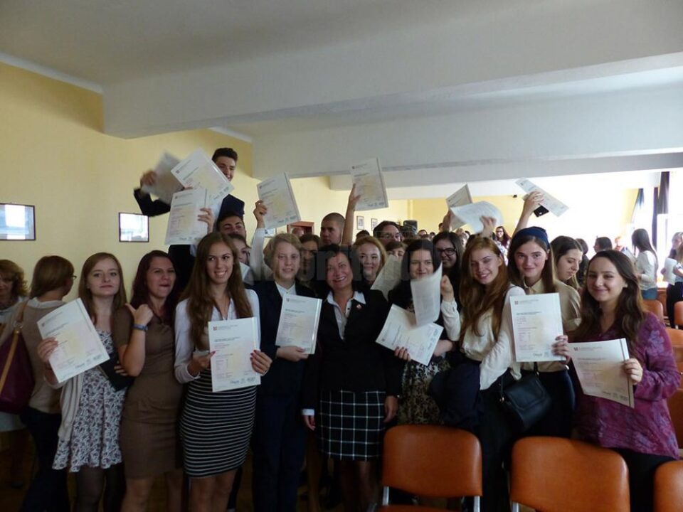 Peste o sută de elevi suceveni au obținut diplome de limba engleză din partea Universității Cambridge