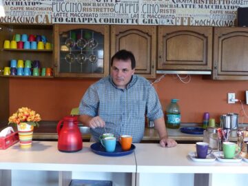 O familie de nemți a înființat un club pentru adolescenții și copiii din Siret