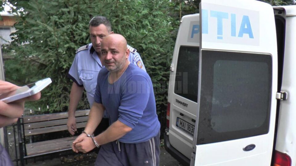Florin Nicolaică, în vârstă de 39 de ani, din Rădăuți, este acuzat că a incendiat mașina unui polițist