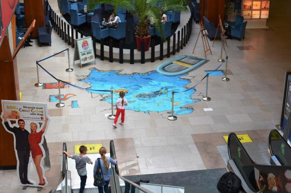 Un submarin, scafandri, pești, dar și personaje din lumi fantastice îi întâmpină pe suceveni la Iulius Mall