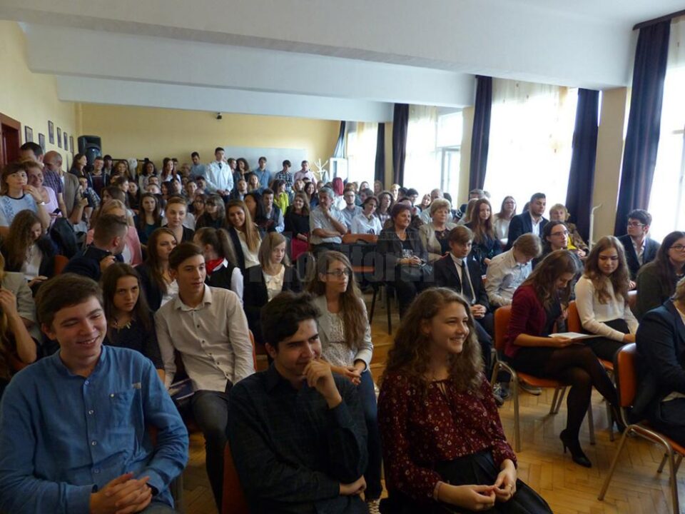 Peste o sută de elevi suceveni au obținut diplome de limba engleză din partea Universității Cambridge