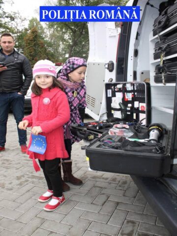 Polițiștii au organizat pentru peste 300 de copii ateliere de lucru și concursuri