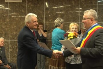 Fostul consilier local Cornel Cașu și soția sa Genoveva, felicitați de Ion Lungu la împlinirea a 50 de ani de căsătorie