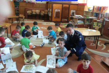 Primele activități de distribuire a manualelor au fost desfășurate la mai multe grădinițe din municipiul Suceava