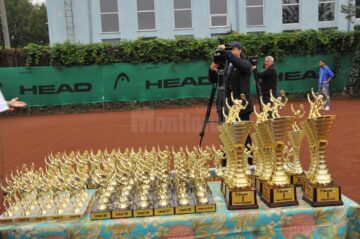 Cupele cu care au fost răsplătiți participanții la ediția din acest an a Cupei Monitorul la tenis de câmp