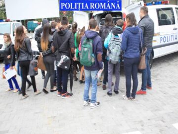 Polițiștii au organizat pentru peste 300 de copii ateliere de lucru și concursuri