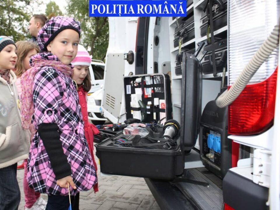 Polițiștii au organizat pentru peste 300 de copii ateliere de lucru și concursuri