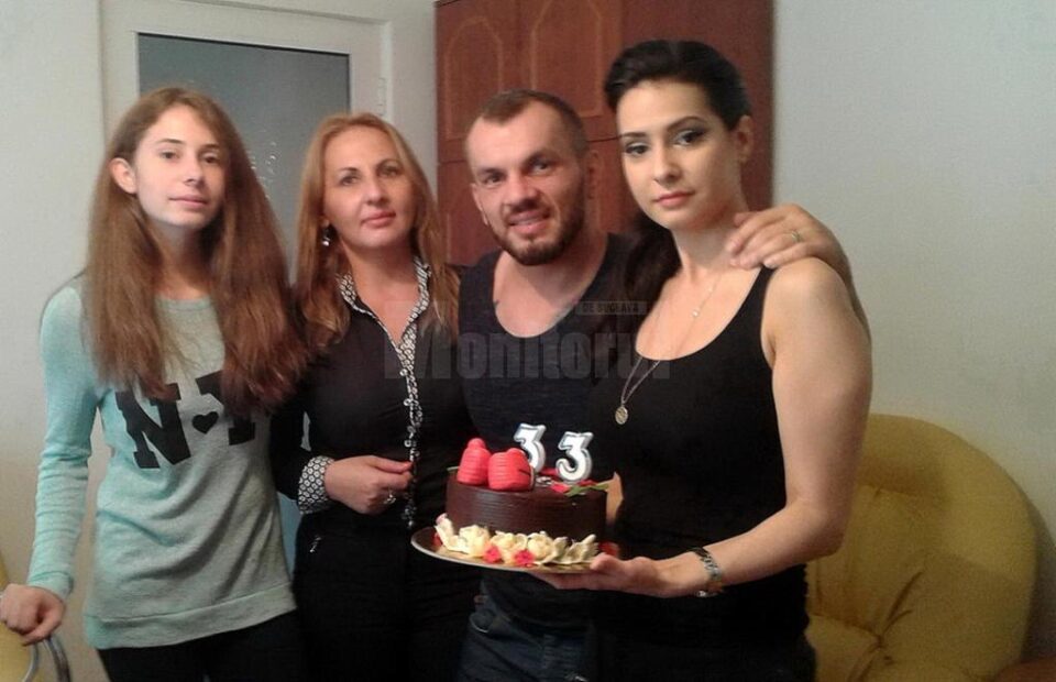 Ionuț Atodiresei a fost primit acasă, la Fălticeni, cu un tort cu dedicație