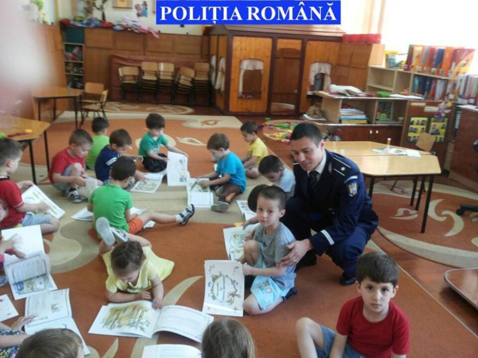 Activități preventive și manuale distribuite copiilor de polițiștii suceveni