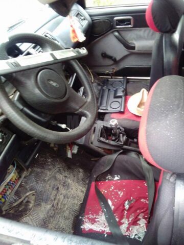 Accident cu trei răniți, după ce o mașină s-a izbit într-un parapet