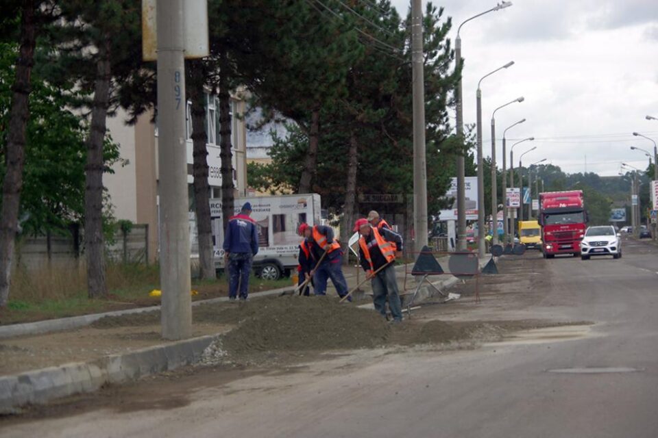 Lucrările de înlocuire a conductelor de apă - canalizare de pe Traian Vuia au început anemic și foarte târziu