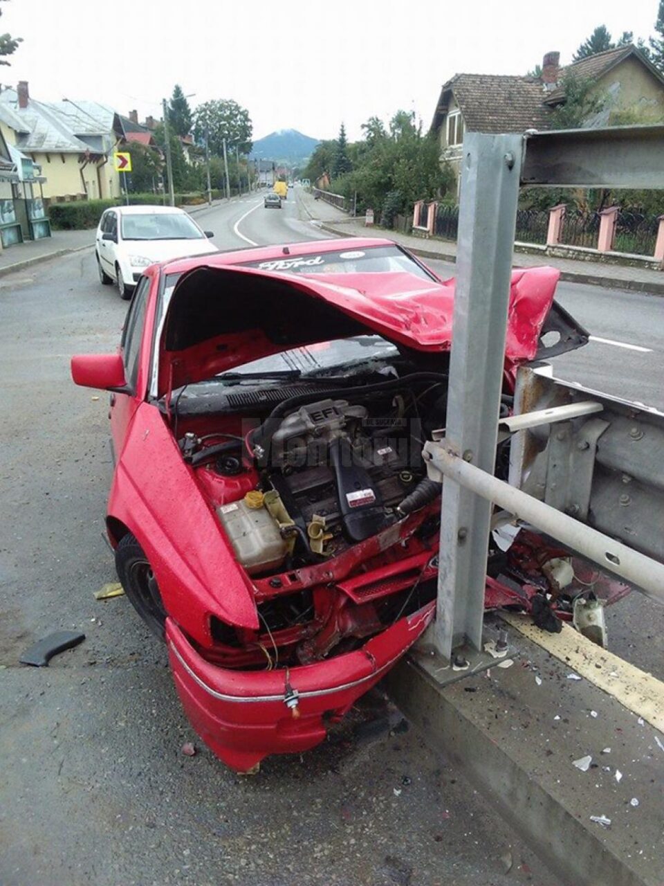 Mașina s-a izbit într-un parapet de la marginea drumului