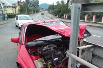 Mașina s-a izbit într-un parapet de la marginea drumului