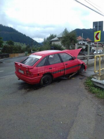 Accident cu trei răniți, după ce o mașină s-a izbit într-un parapet