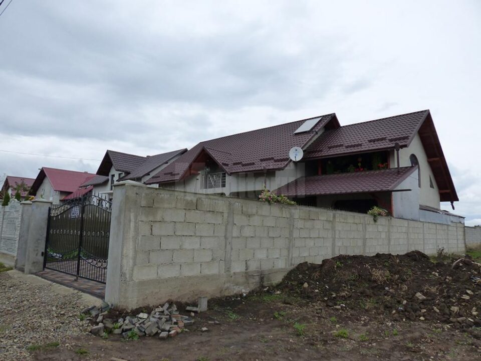 Case din Șcheia înconjurate de ziduri înalte, de frica hoților