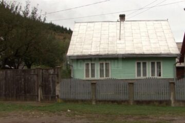 Casa în care s-a petrecut agresiunea, aflată în aceeași gospodărie cu cea cuprinsă de flăcări