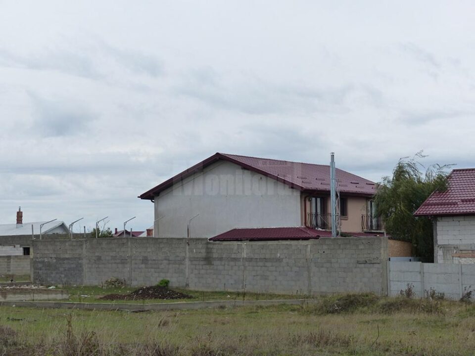 Case din Șcheia înconjurate de ziduri înalte, de frica hoților