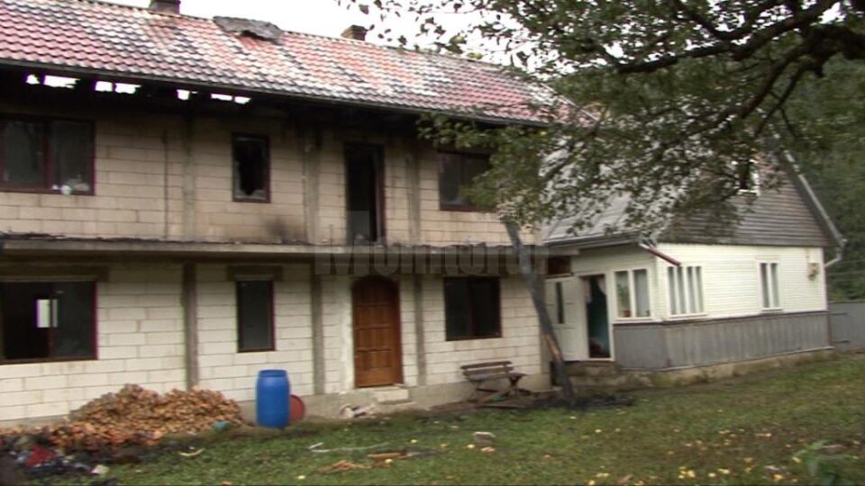 Etajul și acoperișul casei au fost distruse în incendiu
