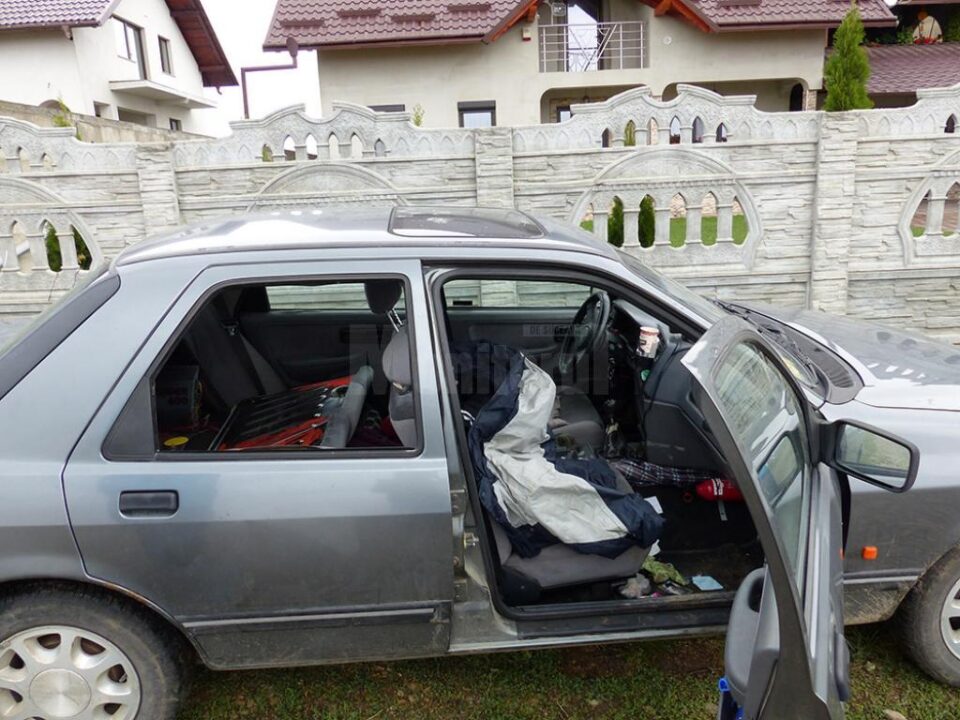 Autoturismul vandalizat și sustras de hoți zilele trecute
