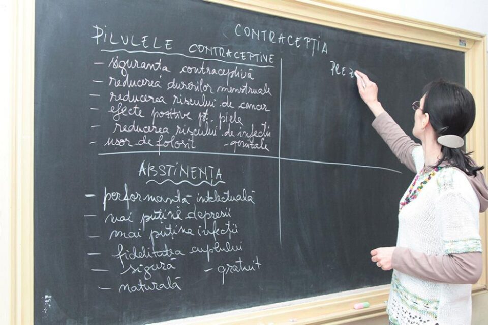 Elevii ar putea avea ca materie obligatorie la școală și educația sexuală - Foto: www.opiniatimisoarei.ro Elevii ar putea avea ca materie obligatorie la școală și educația sexuală - Foto: www.opiniatimisoarei.ro