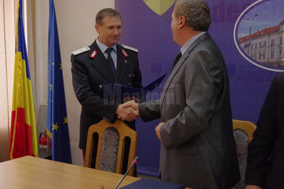 Prefectul Harasim îi înmânează diploma gen. Burlui