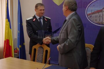 Prefectul Harasim îi înmânează diploma gen. Burlui
