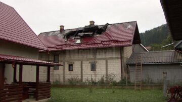 Incendiu provocat în gospodăria gemenelor înjunghiate de tată. Suspectul este încă liber