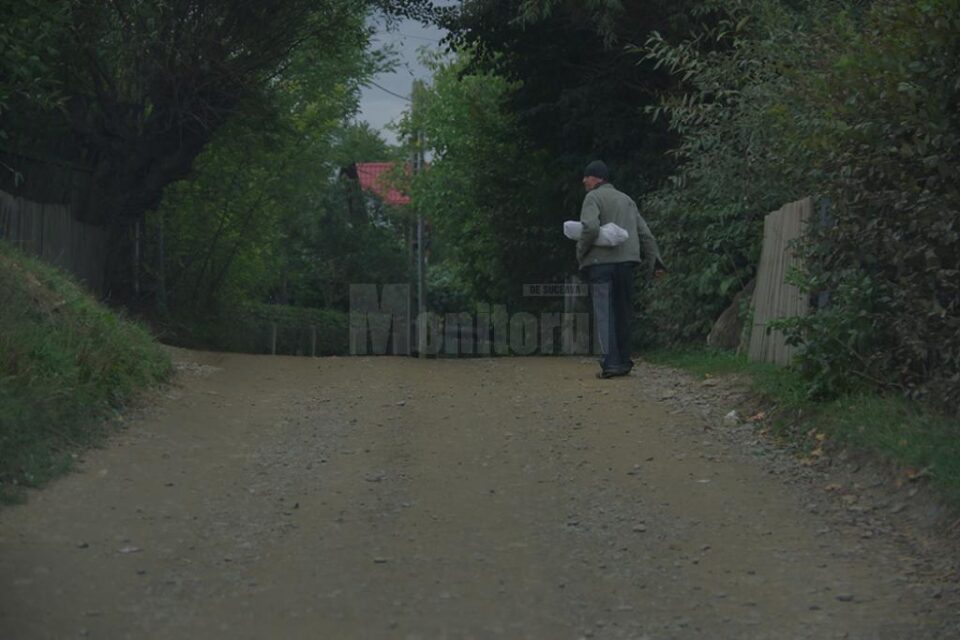 Pământul de pe șase străzi din municipiul Suceava urmează să fie înlocuit cu covor asfaltic