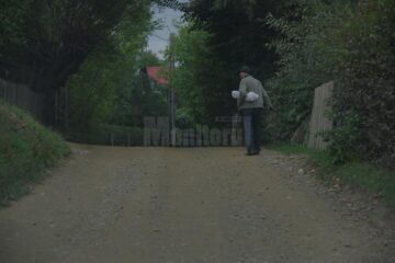 Pământul de pe șase străzi din municipiul Suceava urmează să fie înlocuit cu covor asfaltic