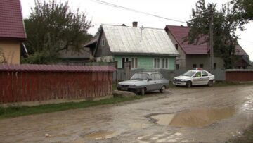 Incendiu provocat în gospodăria gemenelor înjunghiate de tată. Suspectul este încă liber